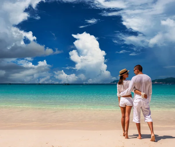 Pareja Blanco Una Playa Tropical — Foto de Stock