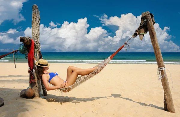 Kobieta Hamaku Tropikalnej Plaży Wyspie Tioman Malezja — Zdjęcie stockowe