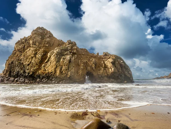 Rock Pfeiffer Beach Big Sur Kalifornia Usa — Zdjęcie stockowe