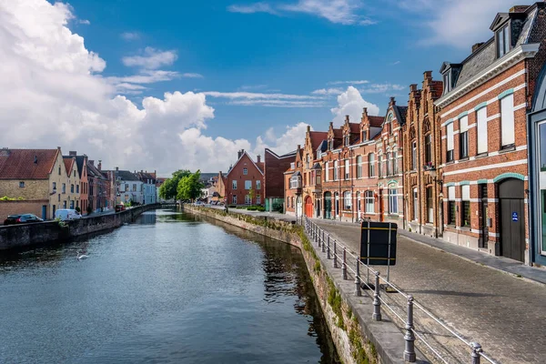 水の運河 フランダース ベルギーの橋 の街並み — ストック写真