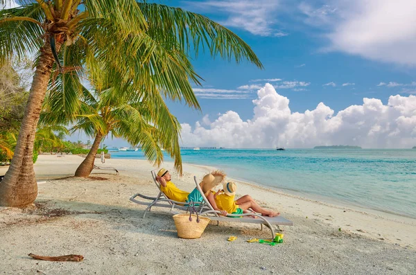 Семья Пляже Молодая Пара Желтом Трехлетним Мальчиком Летние Каникулы Мальдивах — стоковое фото