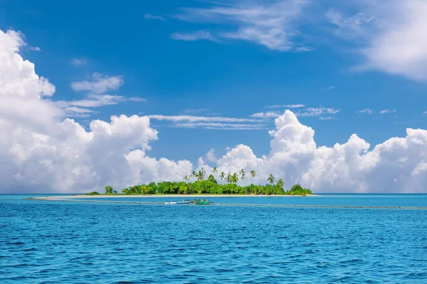 Filipinlerdeki Güzel Issız Ada — Stok fotoğraf