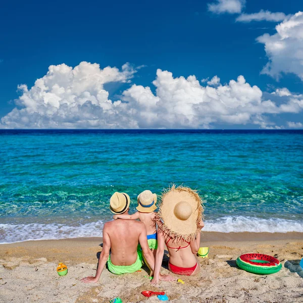 Сім Пляжі Молода Пара Трирічним Хлопчиком Ситонія Греція — стокове фото