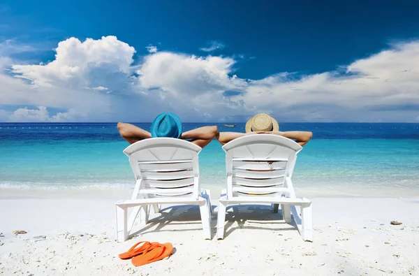 Pareja Una Playa Tropical — Foto de Stock