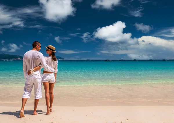 Casal Branco Uma Praia Tropical — Fotografia de Stock