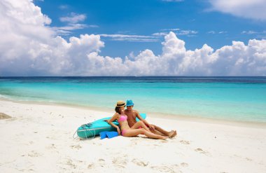 Tropikal plajda bir çift