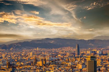 Montjuic 'ten gün batımında Barselona şehir manzarası