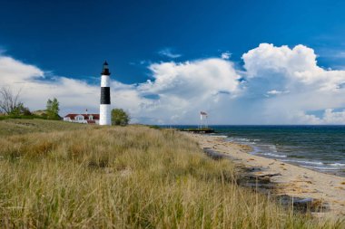 Kum tepelerindeki Big Sable Point Deniz Feneri, 1867 'de inşa edilmiş, Michigan Gölü, MI, ABD