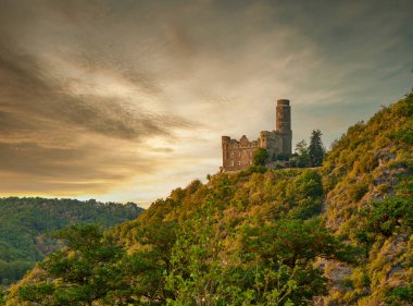 Günbatımında Maus Kalesi, Ren Vadisi (Rhine Vadisi) St. Goarshausen, Almanya yakınlarında. 1386 'da yapılmış.
