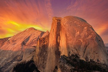 Yosemite Ulusal Parkı 'nda yarım Dome kaya oluşumu yaz günbatımı manzarası Buzul Noktası' ndan. Kaliforniya, ABD.