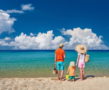 Sahilde bir aile, üç yaşında oğlu olan genç bir çift. Sithonia, Yunanistan