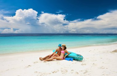 Tropikal plajda bir çift