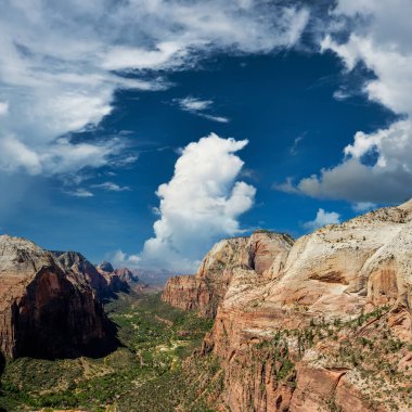 Utah, ABD 'deki Zion Ulusal Parkı' ndaki kaya oluşumlarıyla manzara