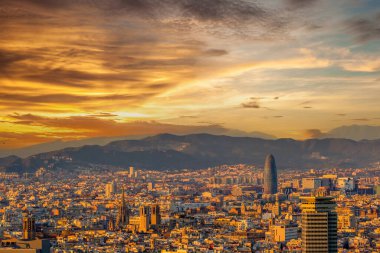 Montjuic 'ten gün batımında Barselona şehir manzarası