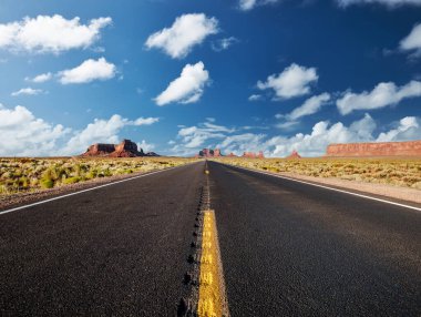 Arizona, ABD 'deki Monument Valley' deki boş manzaralı otoyol.