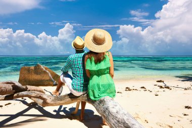 Seyşeller, La Digue 'de tropikal bir plajda dinlenen bir çift.. 