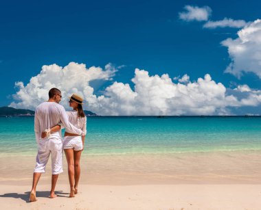 Beyazlı çift tropikal bir sahilde