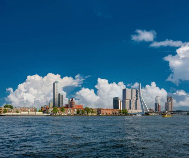 Rotterdam şehrinin manzarası Erasmus Köprüsü ve Nieuwe Maas (Rhine) nehri önünde. Güney Hollanda, Hollanda. 