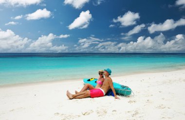 Tropikal plajda bir çift