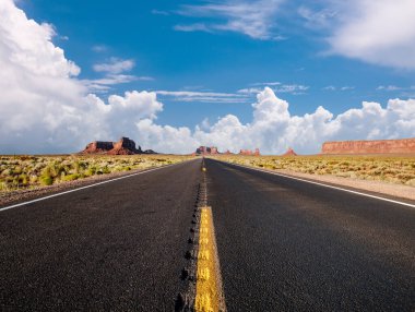 Arizona, ABD 'deki Monument Valley' deki boş manzaralı otoyol.