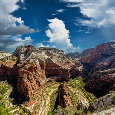 Utah, ABD 'deki Zion Ulusal Parkı' ndaki kaya oluşumlarıyla manzara
