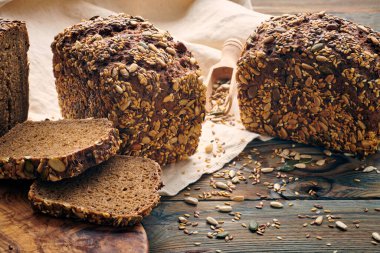 Koyu ahşap masada taze pişmiş ev yapımı ekmek.