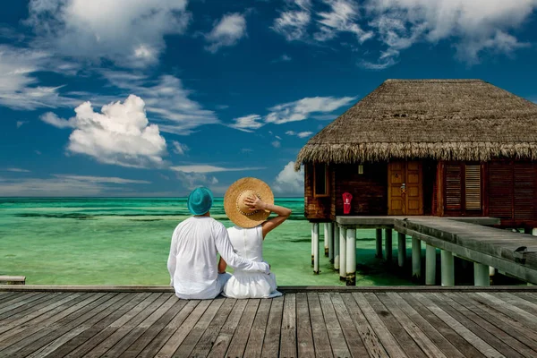 Paar Het Wit Een Tropische Strand Steiger Buurt Van Water — Stockfoto