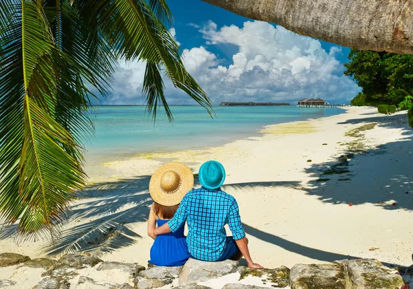 Maldivler Tropik Bir Plajda Mavi Elbiseli Bir Çift — Stok fotoğraf