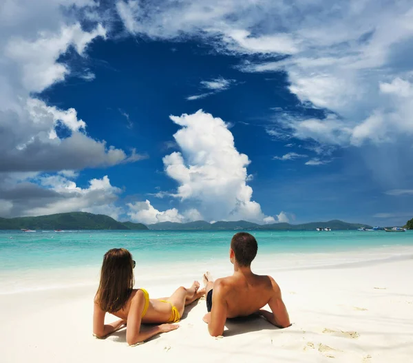 Coppia Una Spiaggia Tropicale — Foto Stock