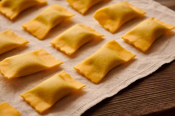 Ahşap Arka Planda Ispanaklı Ricotta Soslu Yapımı Ravioli Makarna Talyan — Stok fotoğraf