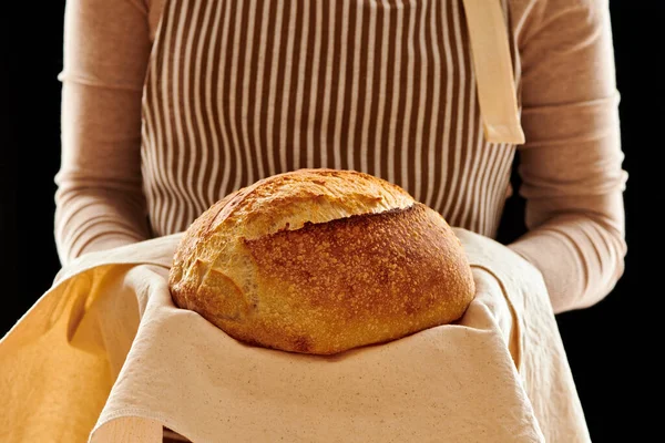 Baker Mujer Sosteniendo Pan Rústico Orgánico Tartina Pan Casero Las —  Fotos de Stock