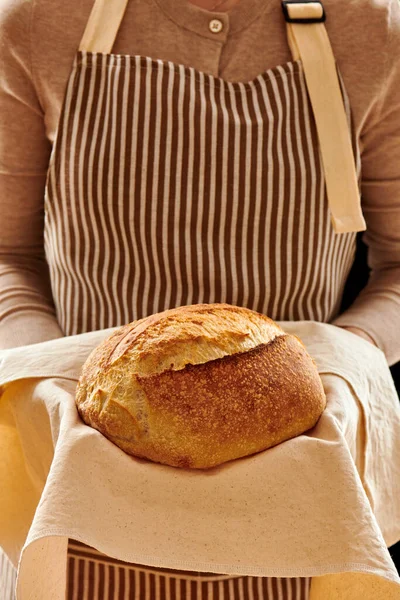 Bäckerin Mit Rustikalem Bio Laib Selbstgebackenem Schottenbrot Der Hand — Stockfoto