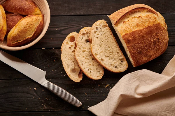 Pane Tartine Appena Sfornato Fatto Casa Tavolo Legno Scuro — Foto Stock