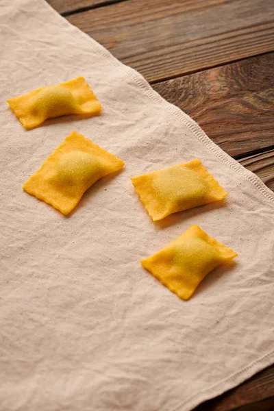 Ahşap Arka Planda Ispanaklı Ricotta Soslu Yapımı Ravioli Makarna Talyan — Stok fotoğraf