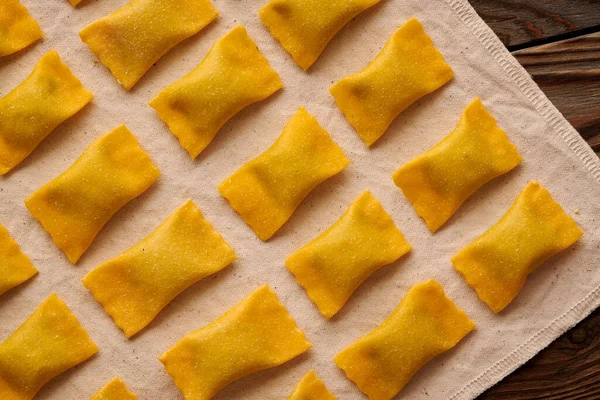 Ahşap Arka Planda Ispanaklı Ricotta Soslu Yapımı Ravioli Makarna Talyan — Stok fotoğraf