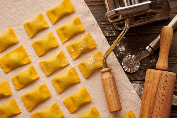 Massa Ravioli Caseira Crua Saborosa Com Espinafre Ricota Fundo Rústico — Fotografia de Stock