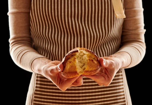 Bäckerin Hält Rustikales Bio Brötchen Den Händen — Stockfoto