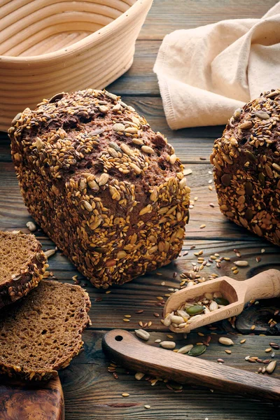 Nybakat Hembakat Bröd Mörkt Träbord — Stockfoto