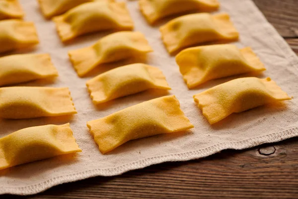 Leckere Hausgemachte Ravioli Pasta Mit Spinat Und Ricotta Auf Rustikalem — Stockfoto