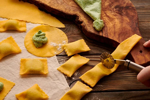 Leckere Hausgemachte Ravioli Pasta Mit Spinat Und Ricotta Auf Rustikalem — Stockfoto