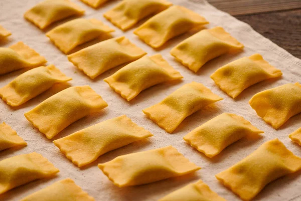 Ahşap Arka Planda Ispanaklı Ricotta Soslu Yapımı Ravioli Makarna Talyan — Stok fotoğraf