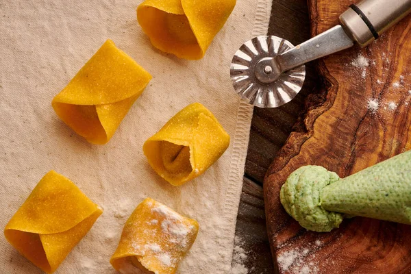 Leckere Hausgemachte Ravioli Pasta Mit Spinat Und Ricotta Auf Rustikalem — Stockfoto