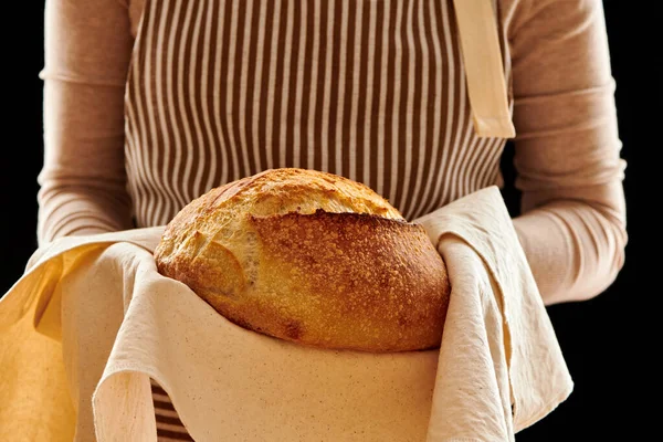 Женщина Пекарь Держит Руках Рустический Органический Буханку Тартинного Домашнего Хлеба — стоковое фото