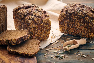 Koyu ahşap masada taze pişmiş ev yapımı ekmek.