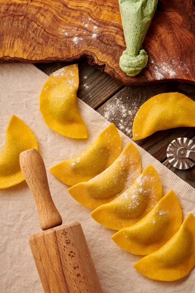 Lekkere Rauwe Zelfgemaakte Ravioli Pasta Met Spinazie Ricotta Houten Rustieke — Stockfoto
