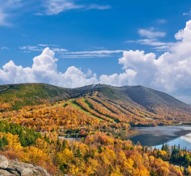 Sonbaharda Artist 's Bluff' tan Echo Gölü manzarası. Franconia Notch State Park 'ta sonbahar renkleri. White Mountain Ulusal Ormanı, New Hampshire, ABD