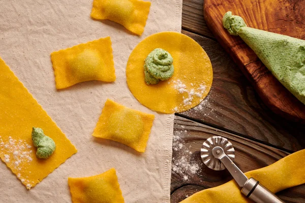 Leckere Hausgemachte Ravioli Pasta Mit Spinat Und Ricotta Auf Rustikalem — Stockfoto