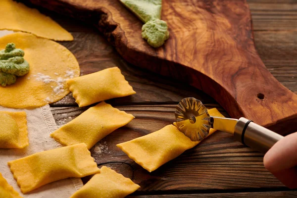 Massa Ravioli Caseira Crua Saborosa Com Espinafre Ricota Fundo Rústico — Fotografia de Stock