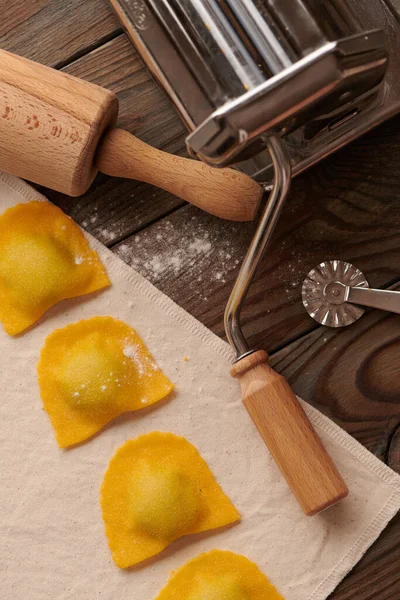 Leckere Hausgemachte Ravioli Pasta Mit Spinat Und Ricotta Auf Rustikalem Stockfoto