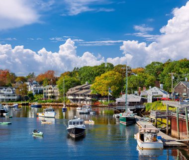 Portland 'ın güneyindeki Maine sahilinde, Ogunquit, Perkins Koyu' na yanaşan balıkçı tekneleri.